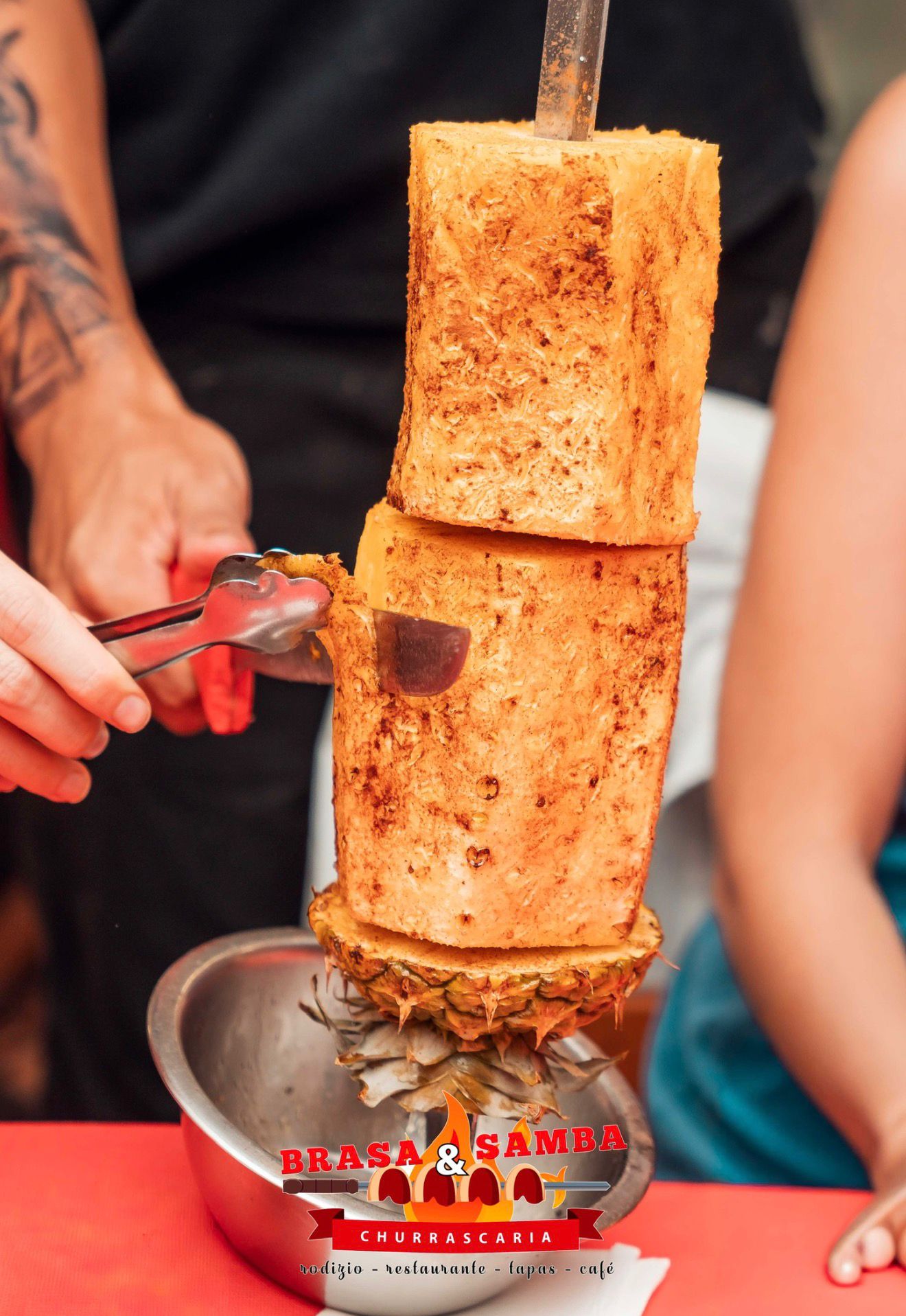 Piña al espeto en Brasa y Samba